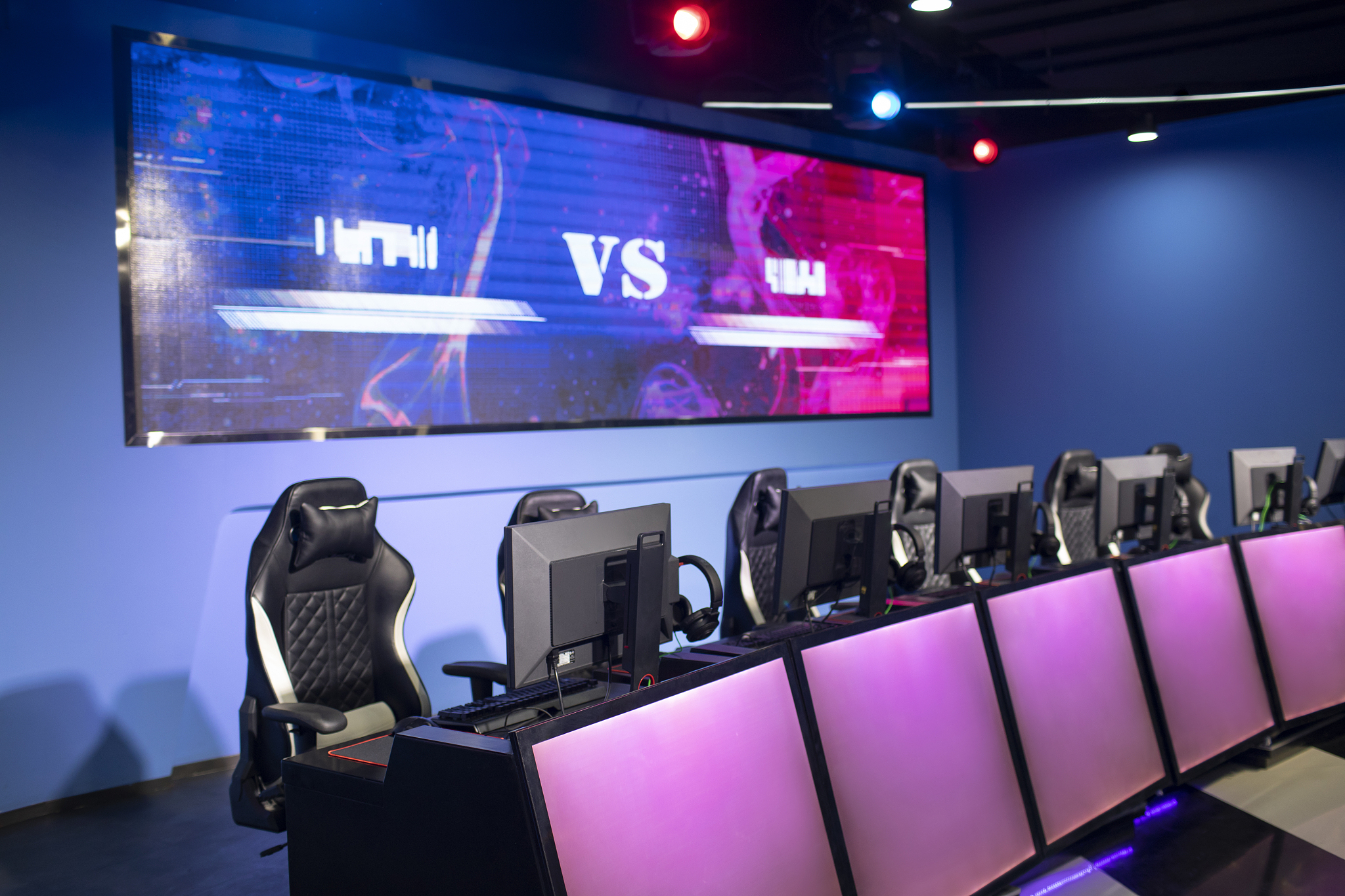 关于LPL决赛震撼开打，巅峰对决引爆全场的信息