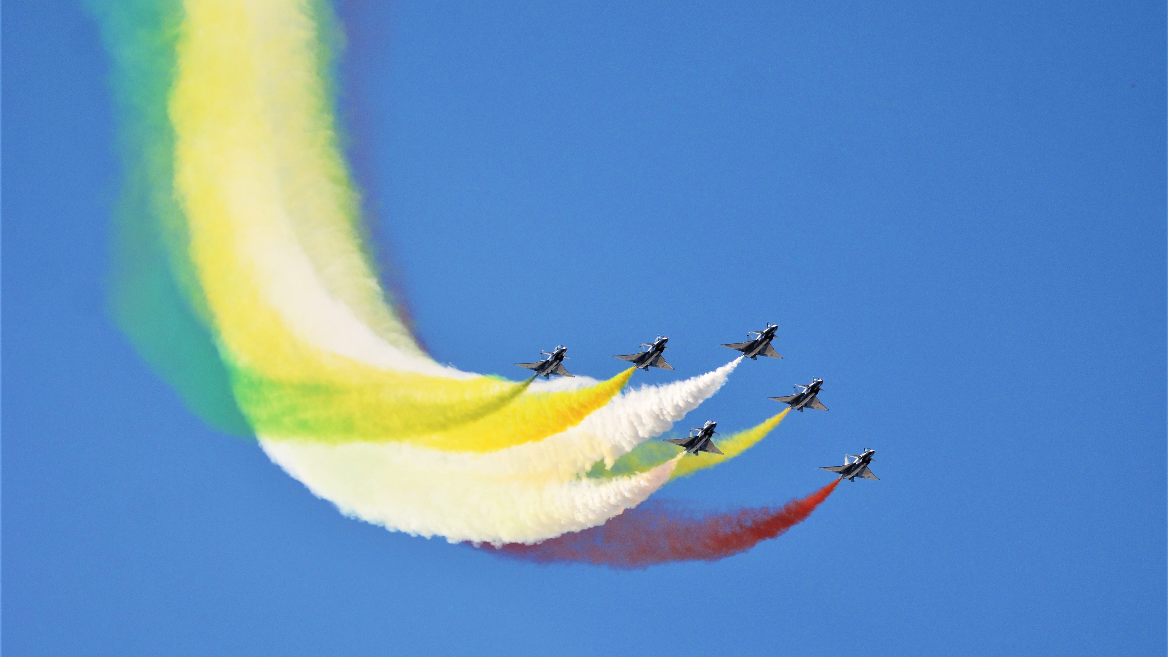 同一夜的两面，喧嚣空洞的德比与沉默有力的证言